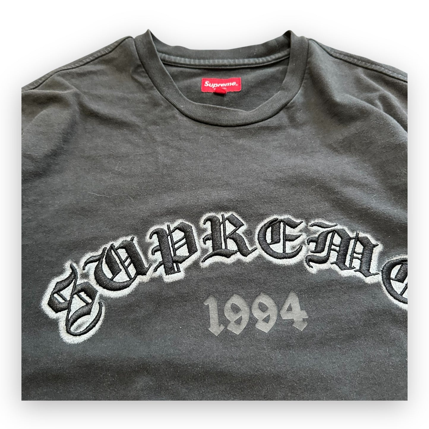 Tee Supreme Old English Black SS22 (M)