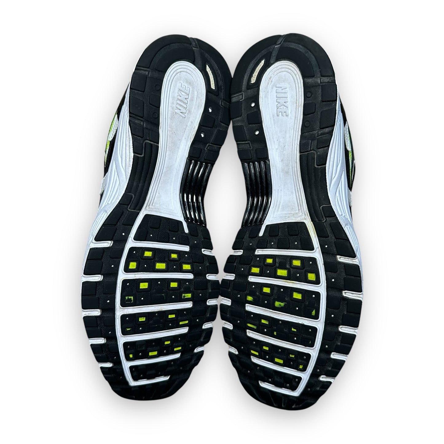EU45 - US11 - UK10 • P-6000 White Black Volt