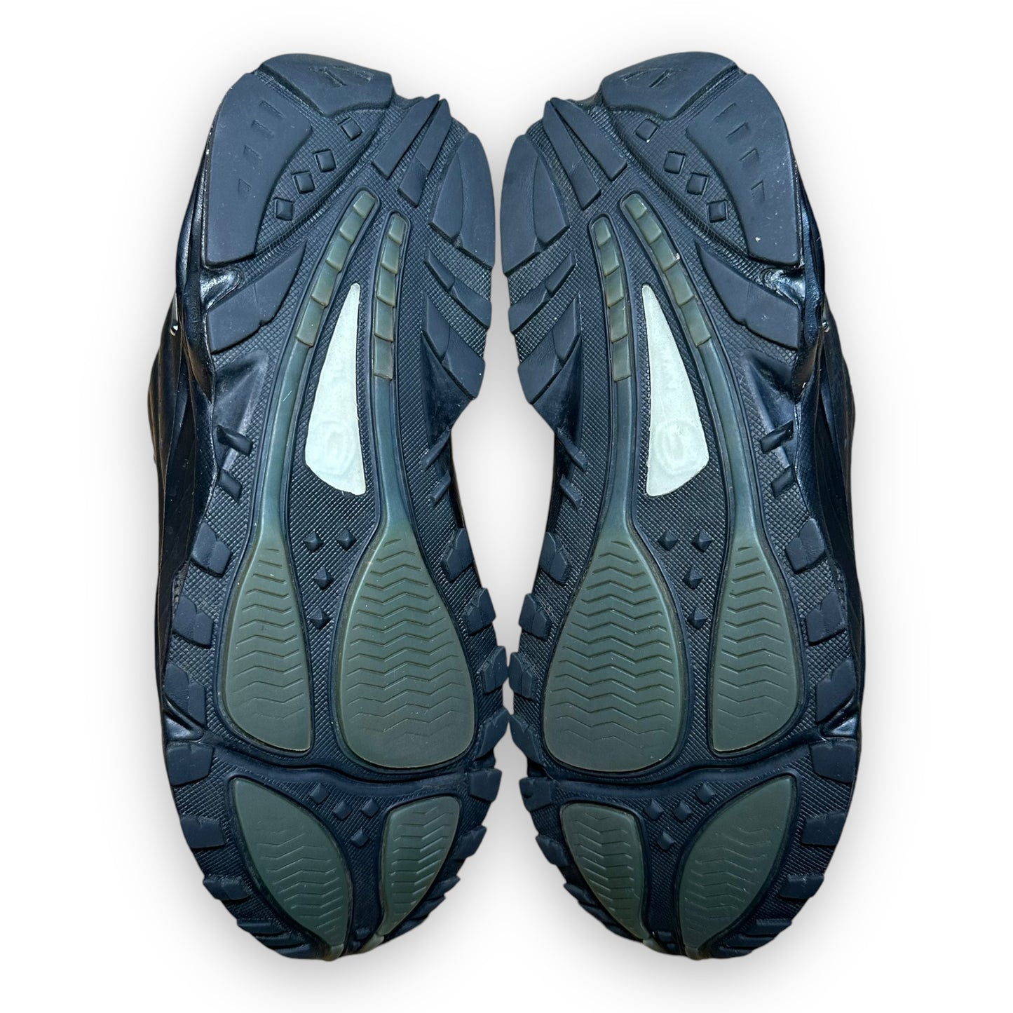 EU40 - US7 - UK6 • Hot Step Air Terra NOCTA Triple Black