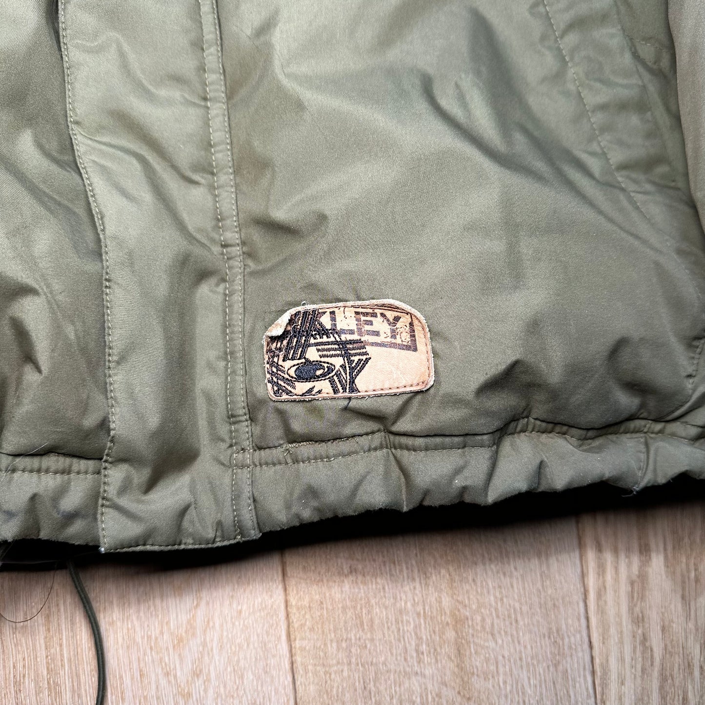 MUSTER einer Oakley Khaki Pufferjacke