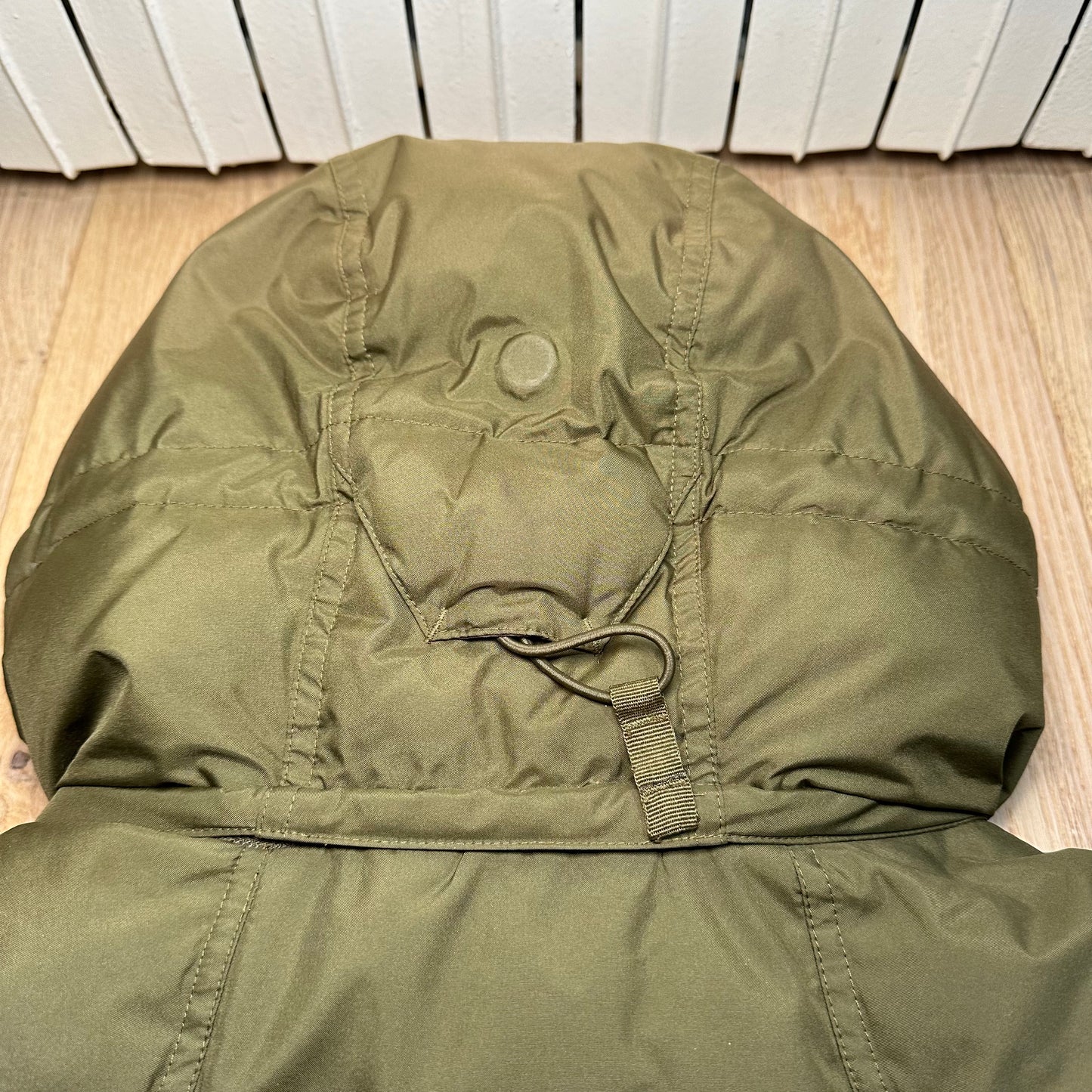 MUSTER einer Oakley Khaki Pufferjacke