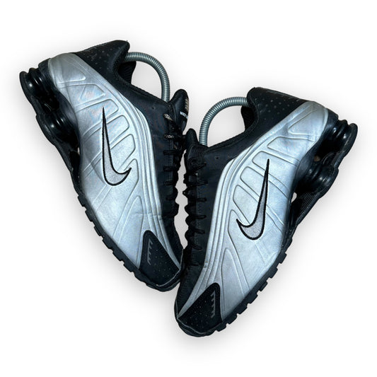 EU41 - US8 - UK7 • Shox R4 Black Metallic Silver