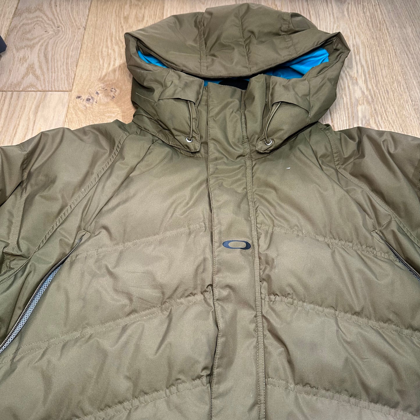 MUSTER einer Oakley Khaki Pufferjacke