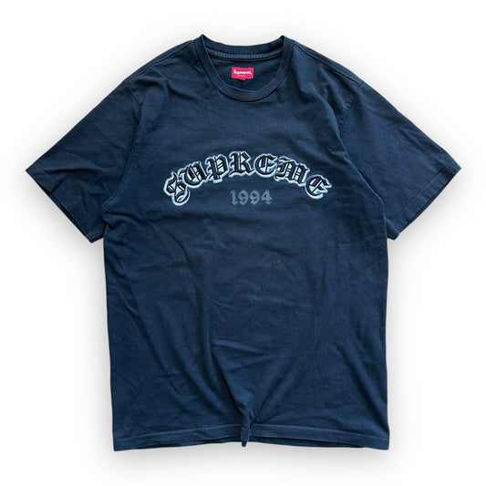 Tee Supreme Old English Black SS22 (M)