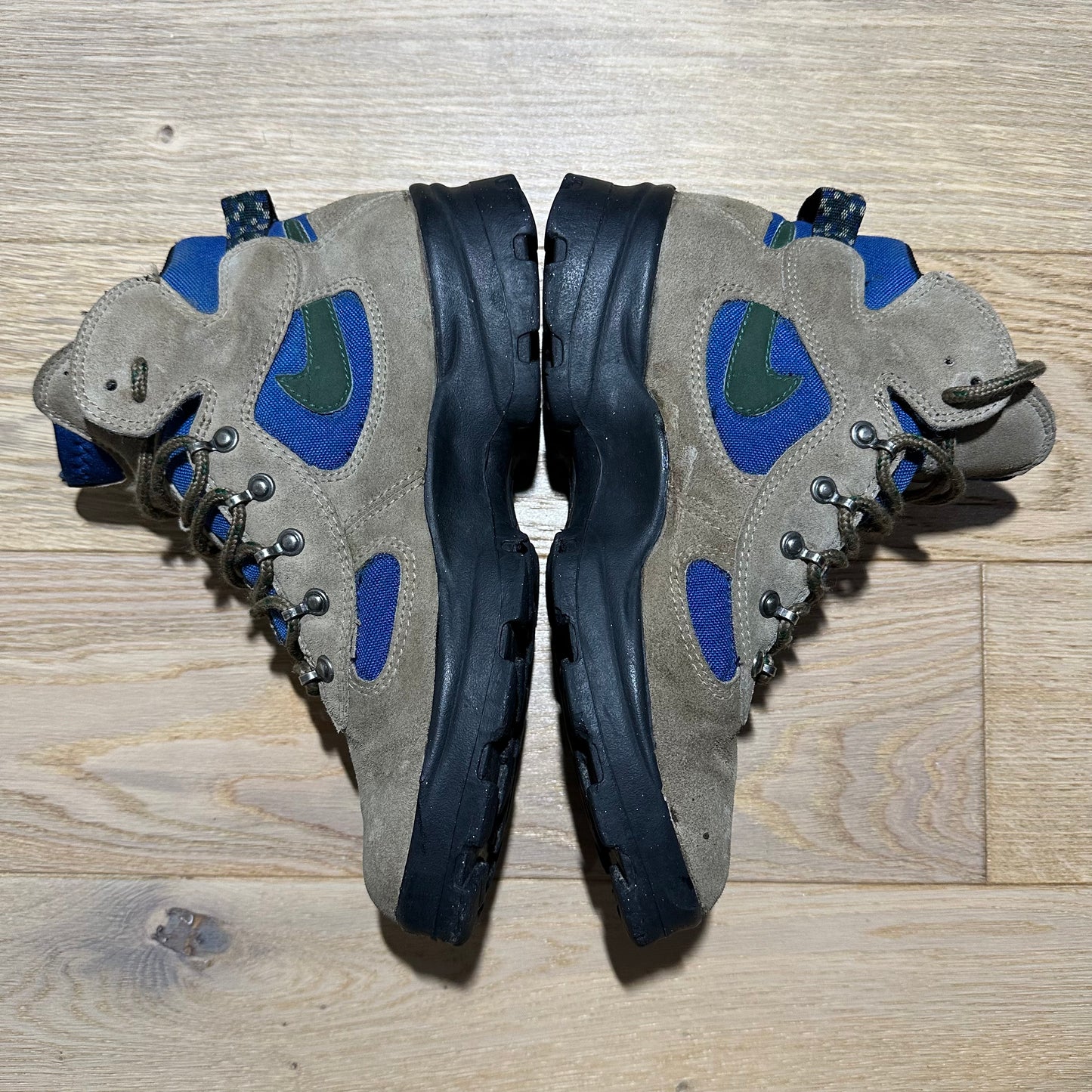 EU42.5 - US9 - UK8 • 90s Nike ACG Hiking Boots