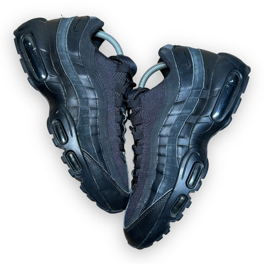 EU43 - US9.5 - UK8.5 • Air Max 95 Triple Black