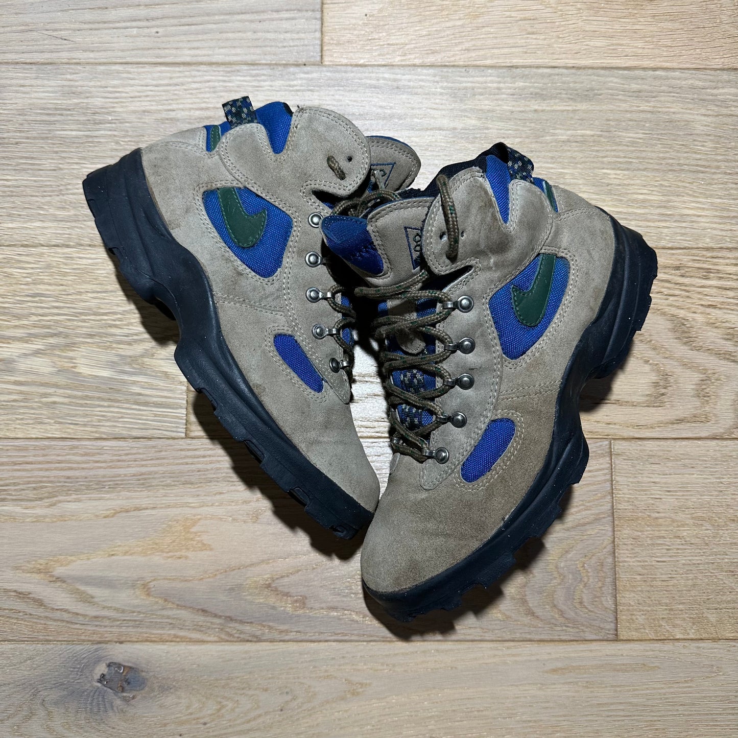 EU42.5 - US9 - UK8 • 90s Nike ACG Hiking Boots