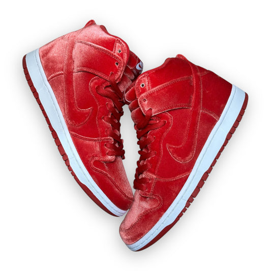 EU44 - US10 - UK9 • SB Dunk High Red Velvet
