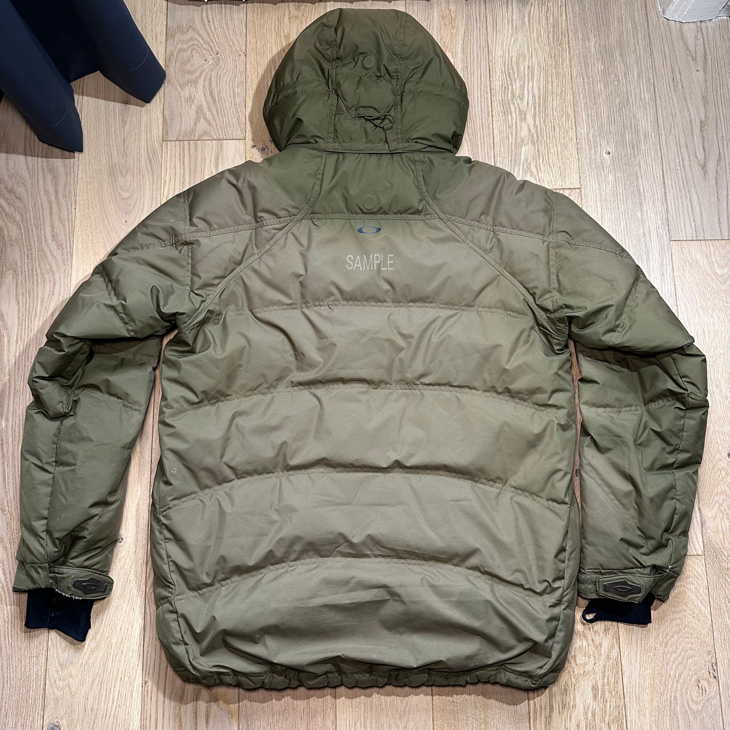 MUSTER einer Oakley Khaki Pufferjacke