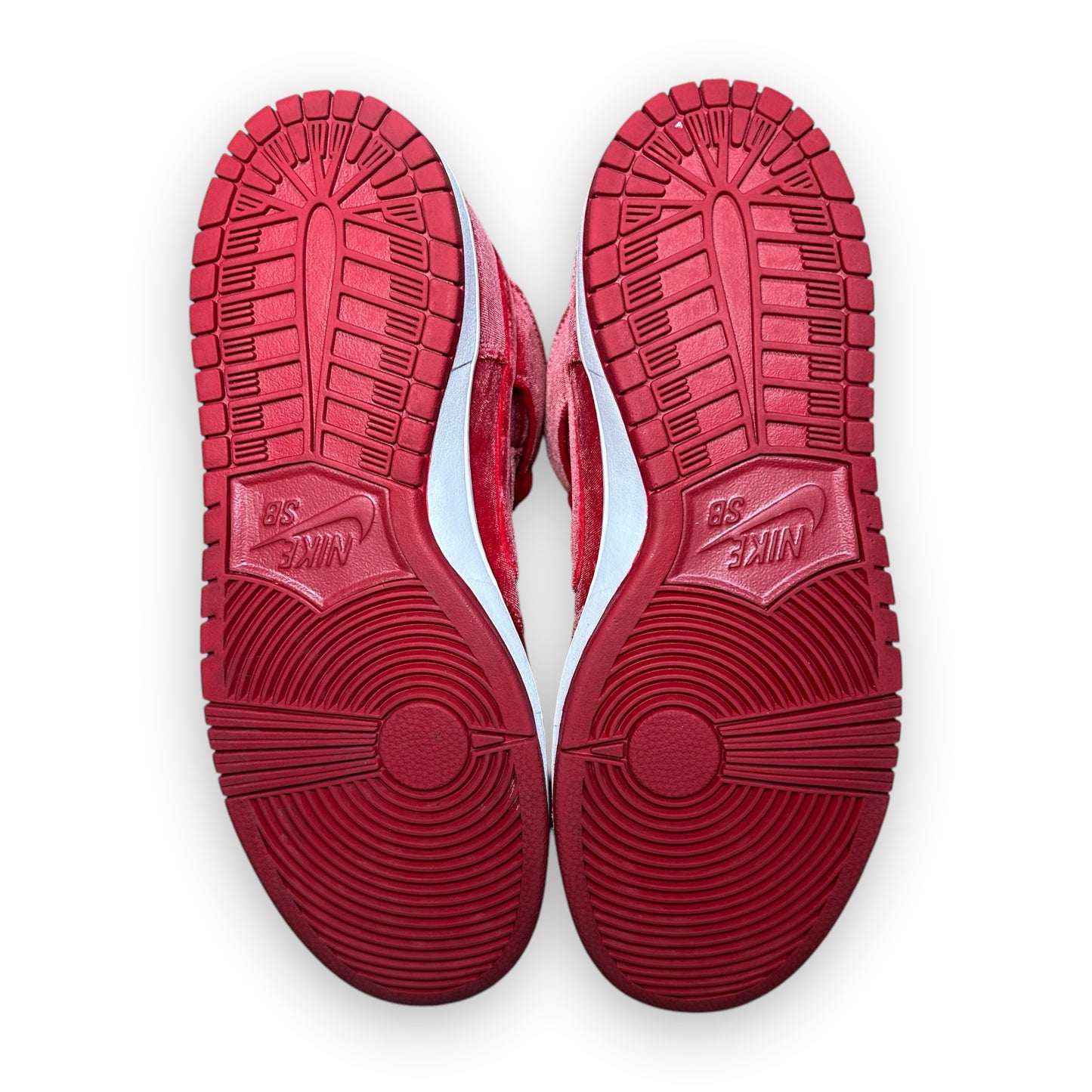 EU44 - US10 - UK9 • SB Dunk High Red Velvet